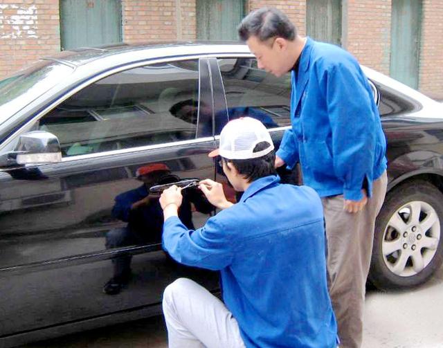 琼中汽车钥匙丢在车里面怎么办?